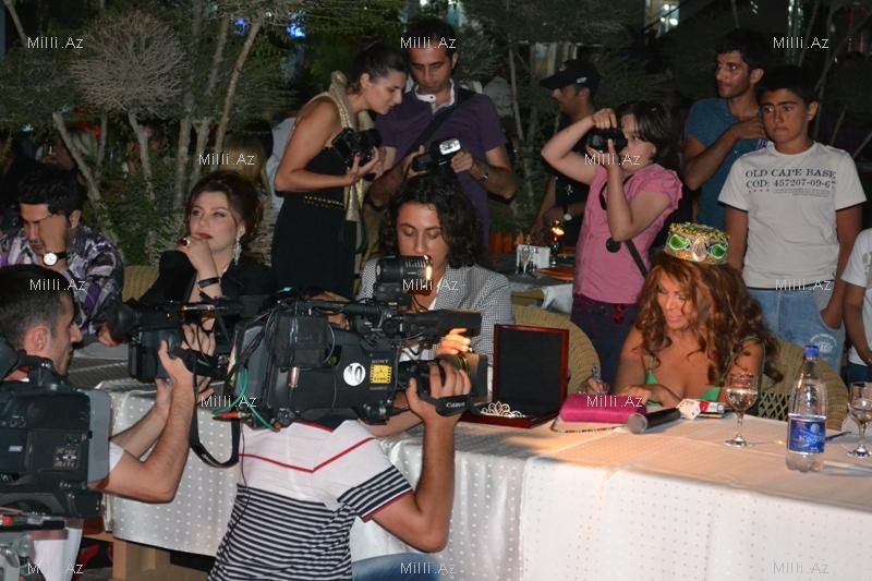 Aygün Kazımova ağlayan qızın başına 18 min manatlıq tac qoydu - FOTOSESSİYA