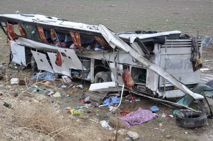 İranlılar Türkiyədə qəzaya düşdülər: 3 ölü, 36 yaralı - FOTO