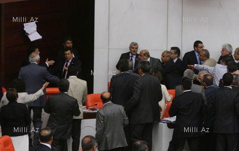 Türk millət vəkilləri yumruqlaşdılar, söyüşdülər - FOTO