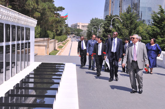 Xarici ölkələrin BMT-dəki diplomatları Fəxri xiyabanda və Şəhidlər xiyabanında olublar – FOTO