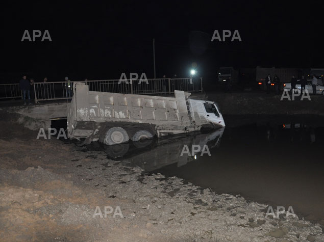 Azərbaycanda yük avtomobili kanala aşıb - FOTO