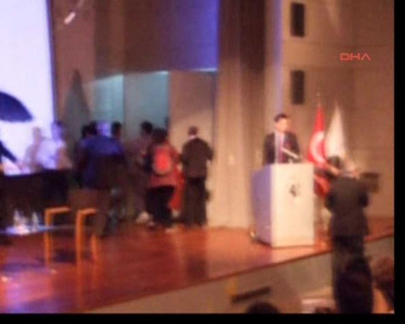 Tələbələr tanınmış iş adamını yumurtaya basdı – VİDEO-FOTO