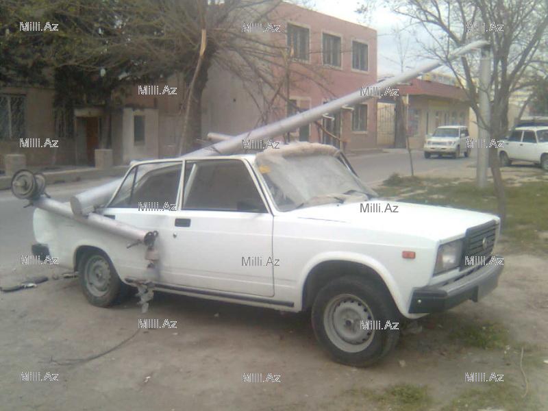 Bakıda işıq dirəyi avtomobilin üstünə düşdü - FOTO