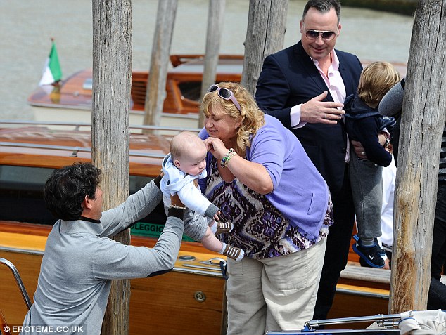 Elton Con əri və uşaqları ilə istirahətdə - FOTO