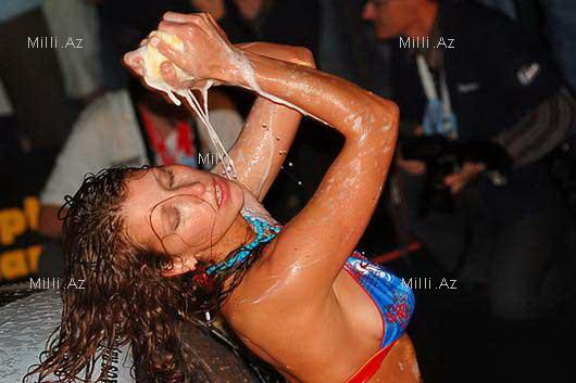 Soyunub maşın yuyan xanımlar - FOTO