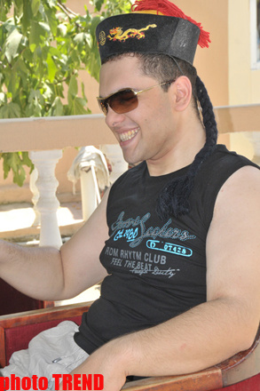 Samuray papağı, meyvəli bağ və ya müğənni Murad Sadıxın rəngarəng yay istirahəti - FOTOSESSİYA