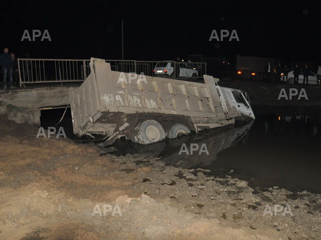 Azərbaycanda yük avtomobili kanala aşıb - FOTO