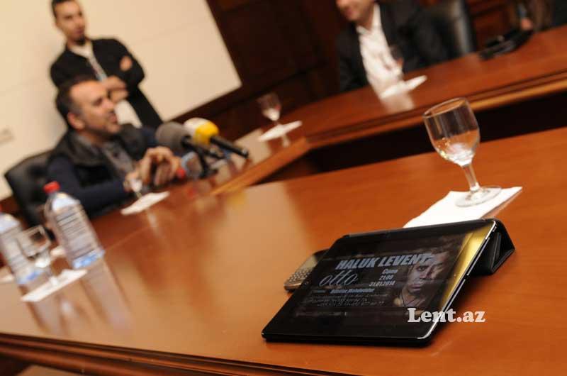 Məşhur türk müğənni Bakıya gəlib - FOTO