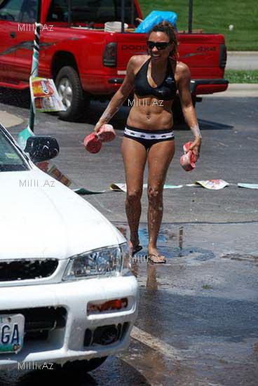 Soyunub maşın yuyan xanımlar - FOTO