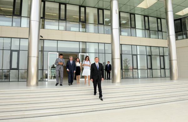 Prezident İlham Əliyev və xanımı Mehriban Əliyeva Bakı Fransız Liseyinin açılışında iştirak ediblər və Ağ Şəhər Bulvarında olublar - YENİLƏNİB - FOTO