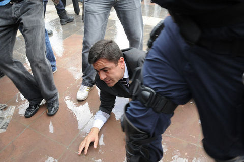 Polis millət vəkilini yerlə sürüdü – FOTO