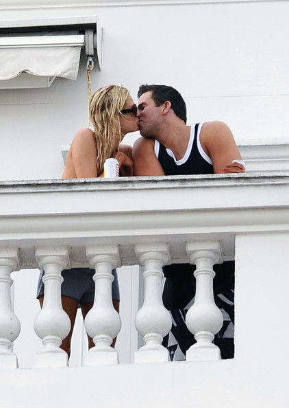 Paris Hilton harda gəldi öpüşməkdən utanmır – FOTOSESSİYA
