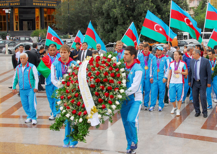 Azərbaycan paralimpiyaçıları ümummilli lider Heydər Əliyevin abidəsini ziyarət ediblər - YENİLƏNİB - FOTO