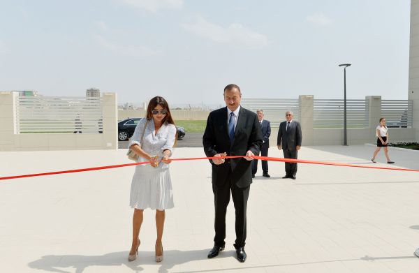 Prezident İlham Əliyev və xanımı Mehriban Əliyeva Bakı Fransız Liseyinin açılışında iştirak ediblər və Ağ Şəhər Bulvarında olublar - YENİLƏNİB - FOTO