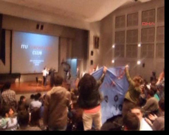 Tələbələr tanınmış iş adamını yumurtaya basdı – VİDEO-FOTO