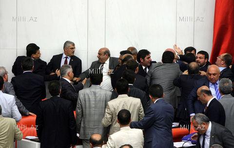 Türk millət vəkilləri yumruqlaşdılar, söyüşdülər - FOTO
