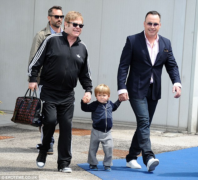 Elton Con əri və uşaqları ilə istirahətdə - FOTO