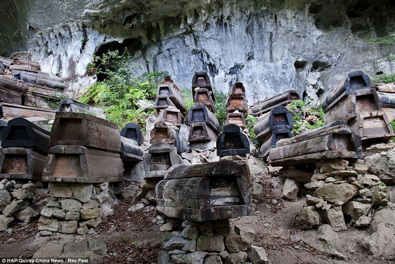 Ən əcaib qəbristanlıq: ölülər mağarada, üzüaşağı - FOTO