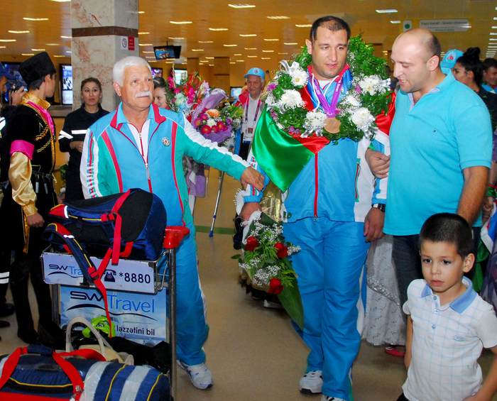 Azərbaycan paralimpiyaçıları böyük təntənə ilə qarşılanıblar - YENİLƏNİB - FOTO
