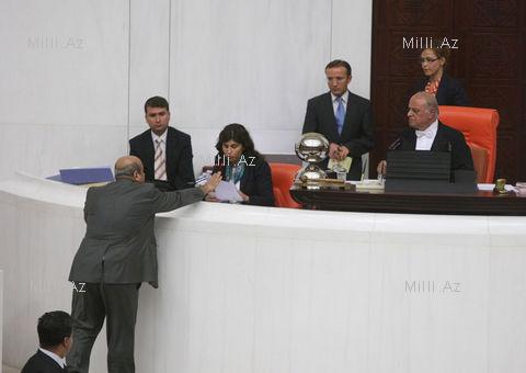 Türk millət vəkilləri yumruqlaşdılar, söyüşdülər - FOTO