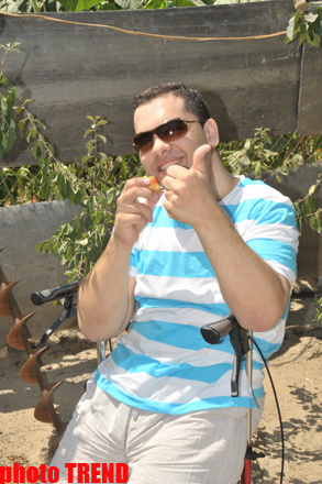 Samuray papağı, meyvəli bağ və ya müğənni Murad Sadıxın rəngarəng yay istirahəti - FOTOSESSİYA