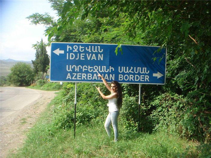 Erməni qız sərhədimizdə qucaq açdı - FOTO