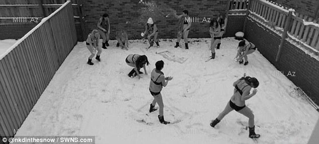 Şaxtada və qarda lüt soyunurlar - FOTO