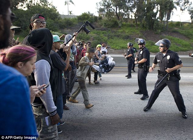 Amerika faciəsi: polis onu güllələdi, ölkəni lərzəyə gətirdi - FOTO