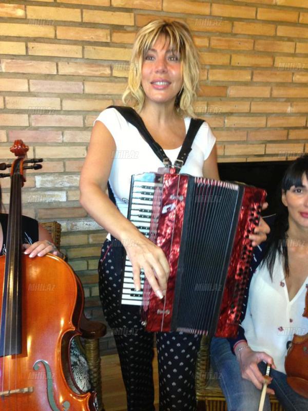 Brilliant Dadaşova akkordeon çaldı - FOTO