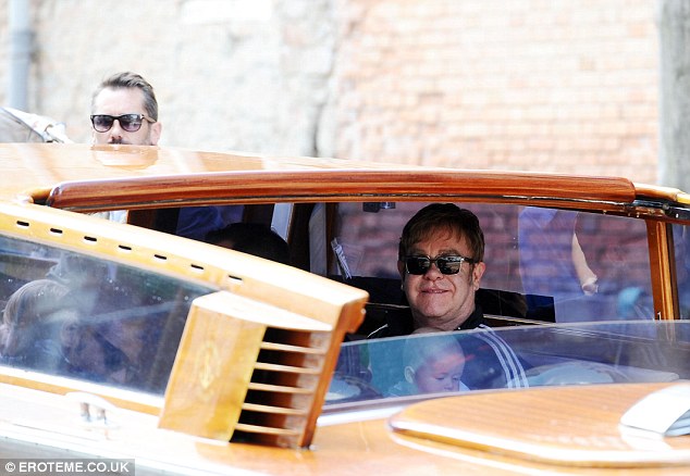 Elton Con əri və uşaqları ilə istirahətdə - FOTO