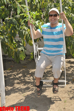 Samuray papağı, meyvəli bağ və ya müğənni Murad Sadıxın rəngarəng yay istirahəti - FOTOSESSİYA