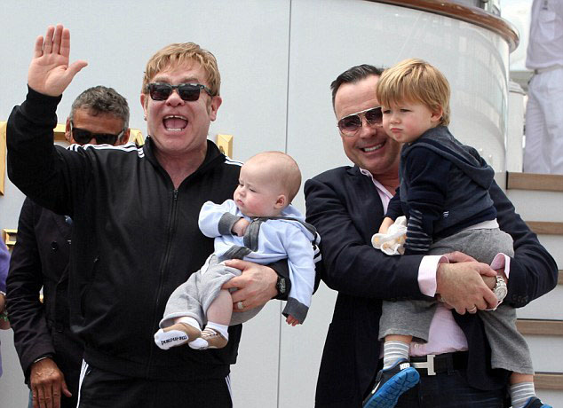 Elton Con əri və uşaqları ilə istirahətdə - FOTO