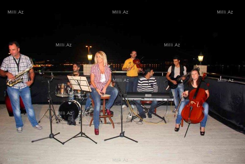 Azərbaycanlı müğənni dama çıxdı: dedilər bəxtəvər...- FOTOSESSİYA