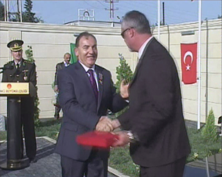 Salyanda türk əsgərinin şərəfinə abidə açılıb - FOTO