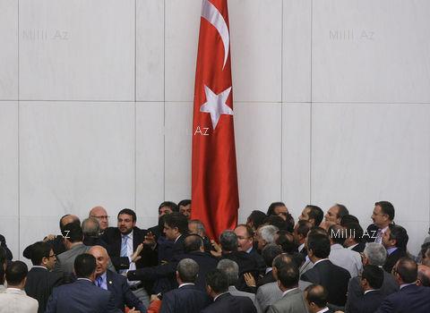 Türk millət vəkilləri yumruqlaşdılar, söyüşdülər - FOTO