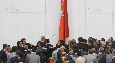 Türk millət vəkilləri yumruqlaşdılar, söyüşdülər - FOTO