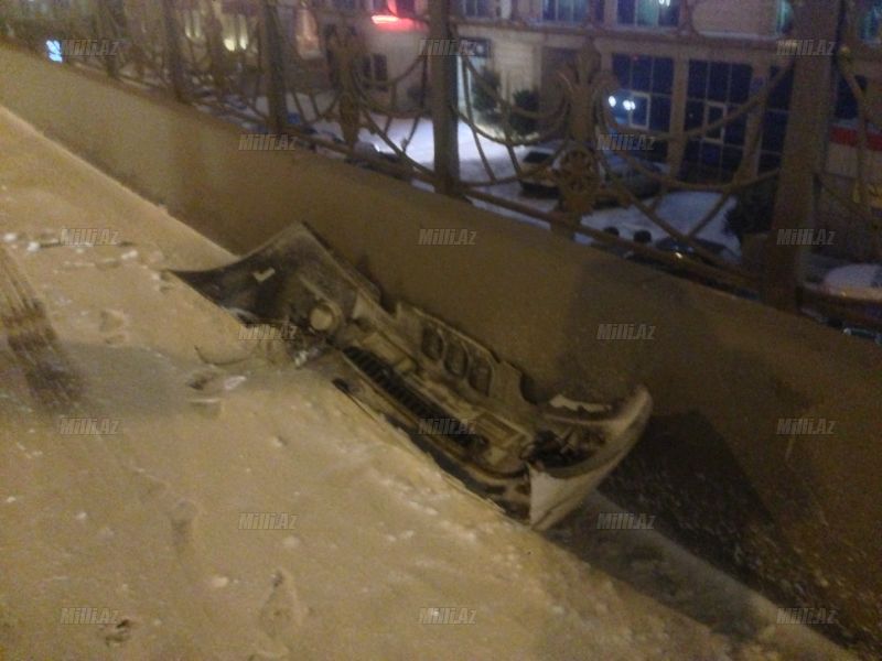 Bakıya qar qəza ilə gəldi: Mercedes tanınmaz hala düşdü - FOTO
