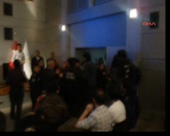 Tələbələr tanınmış iş adamını yumurtaya basdı – VİDEO-FOTO