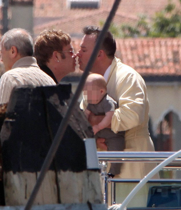 Elton Con əri və uşaqları ilə istirahətdə - FOTO