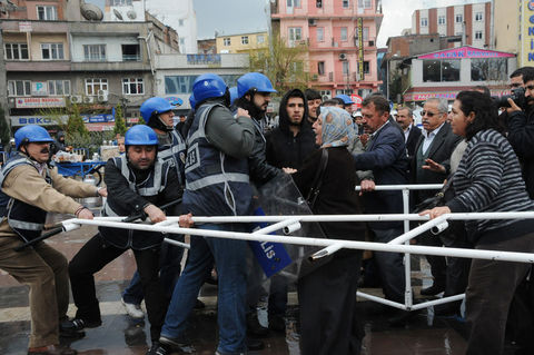 Polis millət vəkilini yerlə sürüdü – FOTO