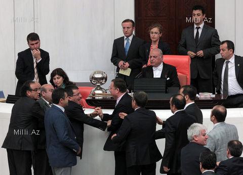 Türk millət vəkilləri yumruqlaşdılar, söyüşdülər - FOTO