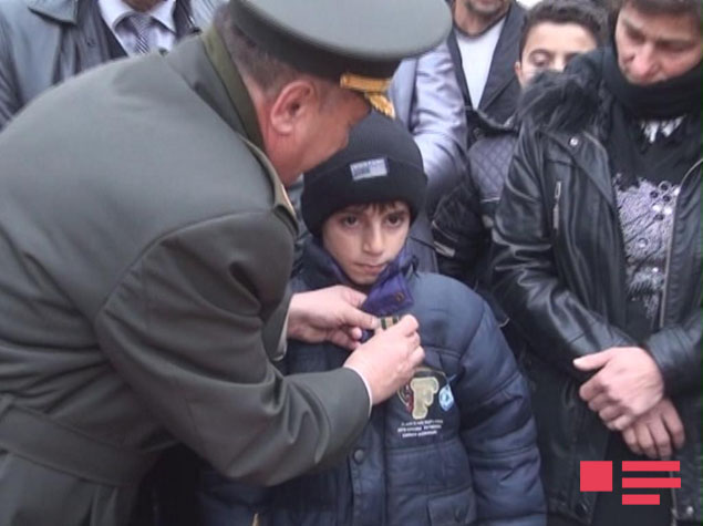 Şəhid əsgərin medalı ailəsinə təqdim olundu - FOTO