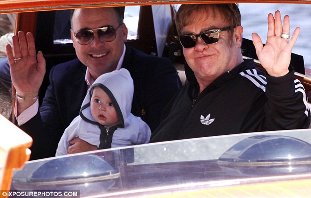 Elton Con əri və uşaqları ilə istirahətdə - FOTO