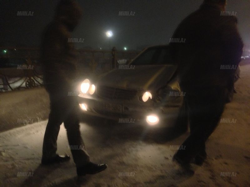 Bakıya qar qəza ilə gəldi: Mercedes tanınmaz hala düşdü - FOTO