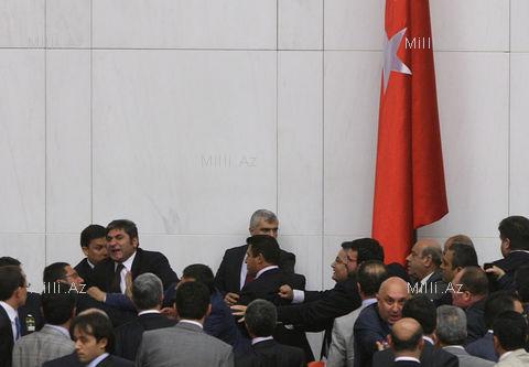 Türk millət vəkilləri yumruqlaşdılar, söyüşdülər - FOTO