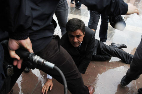 Polis millət vəkilini yerlə sürüdü – FOTO