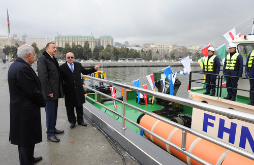 Prezident İlham Əliyev FHN tərəfindən gətirilən torpaqsoran qurğulara, yedək və təchizat gəmilərinə və tədqiqat katerinə baxış keçirib - FOTO