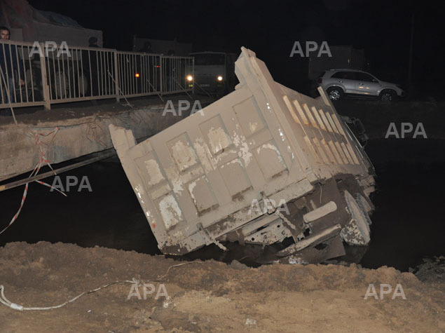 Azərbaycanda yük avtomobili kanala aşıb - FOTO