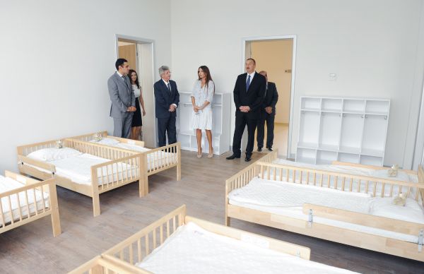 Prezident İlham Əliyev və xanımı Mehriban Əliyeva Bakı Fransız Liseyinin açılışında iştirak ediblər və Ağ Şəhər Bulvarında olublar - YENİLƏNİB - FOTO