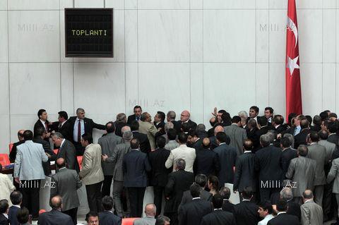 Türk millət vəkilləri yumruqlaşdılar, söyüşdülər - FOTO